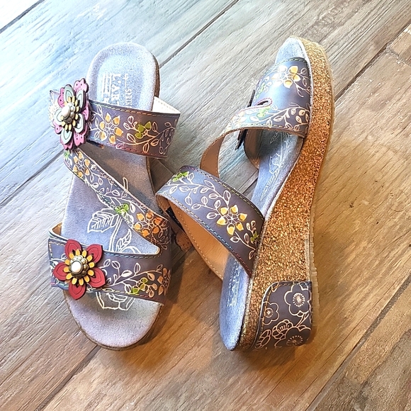 L'Artiste Shoes - L'Artiste Spring Step Floral Wedge Sandals, Leather Upper, Padded Footbed
